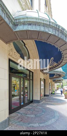 Centre-ville de Pittsburgh : Heinz Hall, ancien théâtre Penn de Loew, est maintenant la maison en brique et terre cuite de l'orchestre symphonique de Pittsburgh. Détail auvent. Banque D'Images