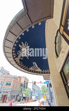 Centre-ville de Pittsburgh : Heinz Hall, ancien théâtre Penn de Loew, est maintenant la maison en brique et terre cuite de l'orchestre symphonique de Pittsburgh. Détail auvent. Banque D'Images