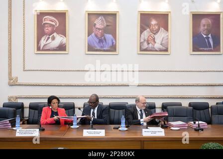 Signature d'une lettre d'intention avec la ministre française des Sports, Amelie Oudea Castera, Nicolas Kazadi et Remy Rioux lors de la rencontre d'Emmanuel Macron et Felix Tshisekedi à Kinshasa. Le président de la République démocratique du Congo, Felix Tshisekedi, et le président français, Emmanuel Macron, prononcera un discours lors d'une conférence de presse au palais de la nation, à Kinshasa, en République démocratique du Congo, sur le 04 mars 2023. Photo de Jacques Witt/Pool/ABACAPRESS.COM crédit: Abaca Press/Alay Live News Banque D'Images