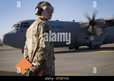 Le chef d'équipage du 1st e Escadron de maintenance, Gabriel Hauri, attend de son chef un C-130J Super Hercules affecté au 36th e Escadron de transport aérien lors de l'exercice Airborne 374th 23 à la base aérienne de Yokota, au Japon, le 31 janvier 2023. Neuf avions C-130J affectés à la base aérienne de Yokota et à la base aérienne de Little Rock, Arkansas, ont été utilisés pour transporter environ 300 parachutistes JGSDF dans des zones de chute au champ d'entraînement de Higashi-Fuji pendant la partie de saut en ligne statique du personnel de l'exercice. Airborne est un exercice à grande échelle qui intègre les forces aériennes et terrestres du Japon et des États-Unis, en soulignant l'incre Banque D'Images