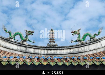 Tainan, Taïwan - 4 février 2023 : statues du dragon sur le toit du temple du Dieu de la guerre à Tainan, Taïwan. Banque D'Images