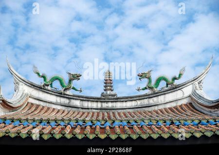 Tainan, Taïwan - 4 février 2023 : statues du dragon sur le toit du temple du Dieu de la guerre à Tainan, Taïwan. Banque D'Images