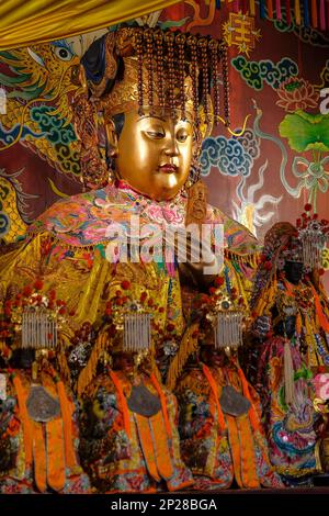 Tainan, Taïwan - 4 février 2023 : statue de la déesse chinoise Mazu dans le temple de la Grande Mazu à Tainan, Taïwan. Banque D'Images