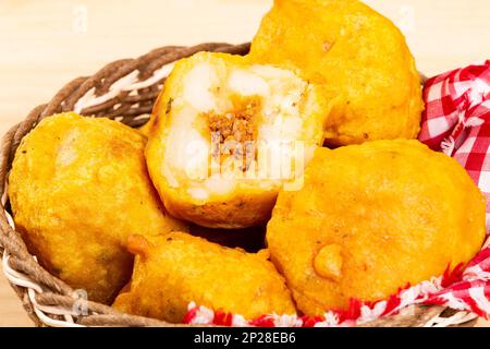 Pommes de terre farcies frites typiques de plusieurs pays d'Amérique latine Banque D'Images