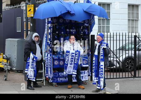 4th mars 2023; Stamford Bridge, Chelsea, Londres, Angleterre: Premier League football, Chelsea versus Leeds United; marchandises en vente à l'extérieur de Stamford Bridge Banque D'Images