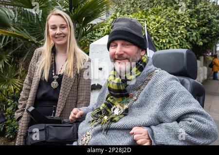 Truro, Cornouailles, Royaume-Uni, 4th mars 2023, la St Piran’s Day (Gool Peran à Cornish) est la journée du comté de Cornwall, qui a lieu le 5th mars de chaque année. La journée porte le nom d'un des saints patrons de Cornwall, Saint Piran, qui est aussi le Saint patron des mineurs d'étain. Les célébrations ont eu lieu sous la forme d'un défilé, de danse et de groupes de cuivres à travers le centre-ville avec un marché des fermiers.Credit:Keith Larby/Alamyl Live News Banque D'Images