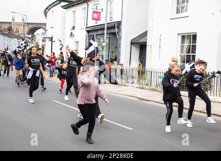 Truro, Cornouailles, Royaume-Uni, 4th mars 2023, la St Piran’s Day (Gool Peran à Cornish) est la journée du comté de Cornwall, qui a lieu le 5th mars de chaque année. La journée porte le nom d'un des saints patrons de Cornwall, Saint Piran, qui est aussi le Saint patron des mineurs d'étain. Les célébrations ont eu lieu sous la forme d'un défilé, de danse et de groupes de cuivres à travers le centre-ville avec un marché des fermiers.Credit:Keith Larby/Alamyl Live News Banque D'Images