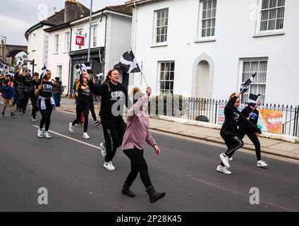 Truro, Cornouailles, Royaume-Uni, 4th mars 2023, la St Piran’s Day (Gool Peran à Cornish) est la journée du comté de Cornwall, qui a lieu le 5th mars de chaque année. La journée porte le nom d'un des saints patrons de Cornwall, Saint Piran, qui est aussi le Saint patron des mineurs d'étain. Les célébrations ont eu lieu sous la forme d'un défilé, de danse et de groupes de cuivres à travers le centre-ville avec un marché des fermiers.Credit:Keith Larby/Alamyl Live News Banque D'Images