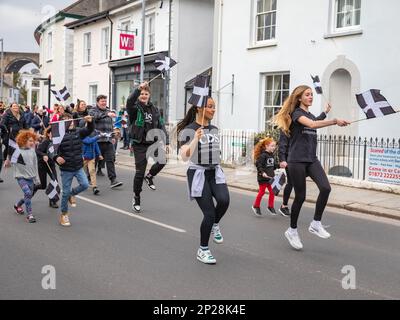 Truro, Cornouailles, Royaume-Uni, 4th mars 2023, la St Piran’s Day (Gool Peran à Cornish) est la journée du comté de Cornwall, qui a lieu le 5th mars de chaque année. La journée porte le nom d'un des saints patrons de Cornwall, Saint Piran, qui est aussi le Saint patron des mineurs d'étain. Les célébrations ont eu lieu sous la forme d'un défilé, de danse et de groupes de cuivres à travers le centre-ville avec un marché des fermiers.Credit:Keith Larby/Alamyl Live News Banque D'Images