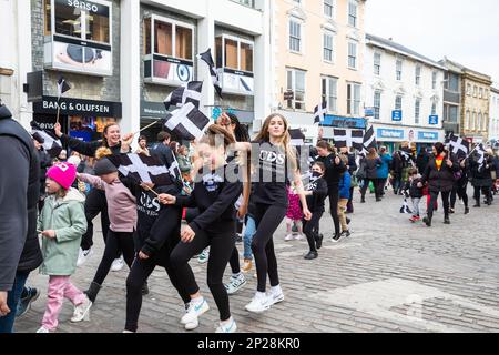 Truro, Cornouailles, Royaume-Uni, 4th mars 2023, la St Piran’s Day (Gool Peran à Cornish) est la journée du comté de Cornwall, qui a lieu le 5th mars de chaque année. La journée porte le nom d'un des saints patrons de Cornwall, Saint Piran, qui est aussi le Saint patron des mineurs d'étain. Les célébrations ont eu lieu sous la forme d'un défilé, de danse et de groupes de cuivres à travers le centre-ville avec un marché des fermiers.Credit:Keith Larby/Alamyl Live News Banque D'Images