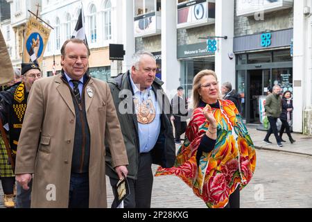 Truro, Cornouailles, Royaume-Uni, 4th mars 2023, la St Piran’s Day (Gool Peran à Cornish) est la journée du comté de Cornwall, qui a lieu le 5th mars de chaque année. La journée porte le nom d'un des saints patrons de Cornwall, Saint Piran, qui est aussi le Saint patron des mineurs d'étain. Les célébrations ont eu lieu sous la forme d'un défilé, de danse et de groupes de cuivres à travers le centre-ville avec un marché des fermiers.Credit:Keith Larby/Alamyl Live News Banque D'Images