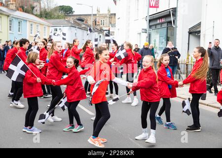 Truro, Cornouailles, Royaume-Uni, 4th mars 2023, la St Piran’s Day (Gool Peran à Cornish) est la journée du comté de Cornwall, qui a lieu le 5th mars de chaque année. La journée porte le nom d'un des saints patrons de Cornwall, Saint Piran, qui est aussi le Saint patron des mineurs d'étain. Les célébrations ont eu lieu sous la forme d'un défilé, de danse et de groupes de cuivres à travers le centre-ville avec un marché des fermiers.Credit:Keith Larby/Alamyl Live News Banque D'Images