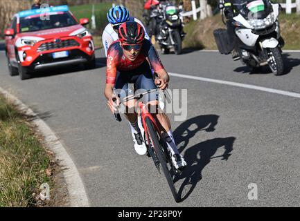 Le groupe sécessionniste avec l'Italien Alessandro de Marchi de l'équipe Jayco Alula et le Britannique Tom Pidcock d'Ineos Grenadiers photographiés en action pendant la course d'élite masculine de la 'Trade Bianche' course cycliste d'une journée (184km) de et à Sienne, Italie, samedi 04 mars 2023. BELGA PHOTO DIRK WAEM Banque D'Images