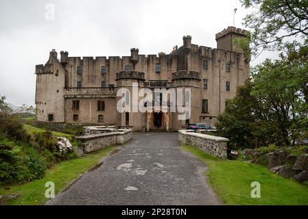 Entrée au château avec lac et mousse dans les montagnes écossaises Banque D'Images