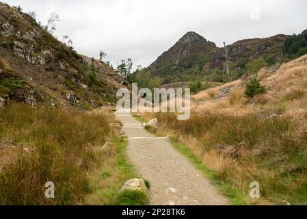 Incroyable sentier de montagne dans le paysage écossais des montagnes Banque D'Images