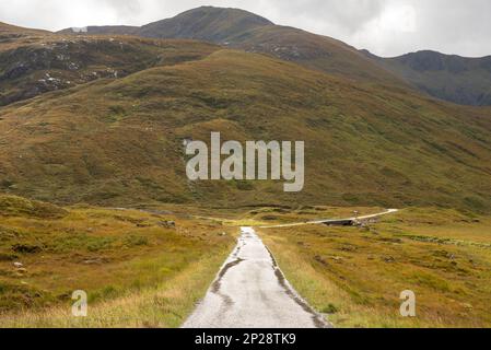 Incroyable sentier de montagne dans le paysage écossais des montagnes Banque D'Images