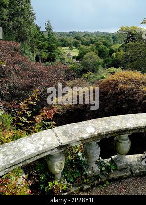 Vue sur une terrasse en pierre donnant sur les jardins. Banque D'Images