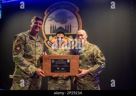 Lieutenant-colonel Matthew Bryan, commandant de l'escadron de la mobilité aérienne 728th, à gauche, Sgt. Kevin Escorpiso, au milieu, 728th Escadron de la mobilité aérienne C5, officier responsable des systèmes d'instruments et de contrôle de vol, Et le colonel Calvin Powell, commandant de l'escadre de la base aérienne 39th, détient une plaque commémorant l'ouverture de la nouvelle salle d'entraînement de réalité virtuelle de l'escadron à la base aérienne d'Incirlik, Türkiye, le 31 janvier 2023. Les aviateurs peuvent utiliser le système VR pour s’entraîner virtuellement sur plusieurs types d’avions, ce qui augmente leur capacité à être prêts à défendre le flanc sud de l’OTAN. Banque D'Images