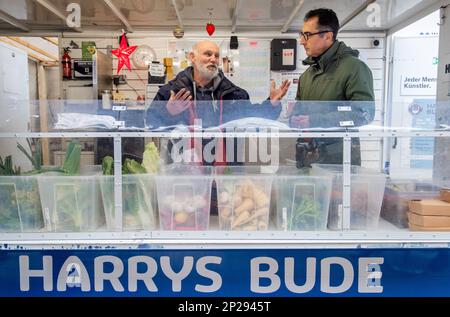 Stuttgart, Allemagne. 04th mars 2023. CEM Özdemir (r, Bündnis 90/Die Grünen), ministre fédéral de l'alimentation et de l'Agriculture, visite 'Harry's Bude' dans le centre-ville de Stuttgart et parle au directeur Harry Pfau. Credit: Christoph Schmidt/dpa/Alay Live News Banque D'Images