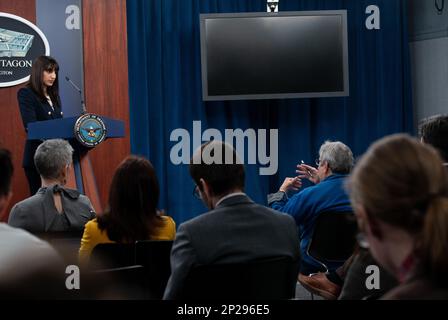 La sous-secrétaire de presse du Pentagone Sabrina Singh prend la parole lors d'un exposé de presse à huis clos au Pentagone, Washington, D.C., le 26 janvier 2023. Banque D'Images