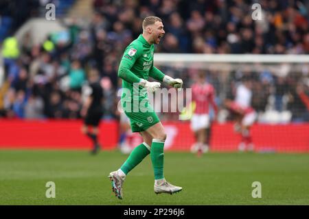 Cardiff, Royaume-Uni. 04th mars 2023. Ryan Allsop, le gardien de but de Cardiff célèbre après que Jaden Philogene de Cardiff ait atteint son objectif 2nd d'équipes. Match de championnat EFL Skybet, Cardiff City et Bristol City au Cardiff City Stadium de Cardiff, pays de Galles, le samedi 4th mars 2023. Cette image ne peut être utilisée qu'à des fins éditoriales. Usage éditorial seulement, photo par Andrew Orchard/Andrew Orchard sports photographie/Alamy Live News crédit: Andrew Orchard sports photographie/Alamy Live News Banque D'Images