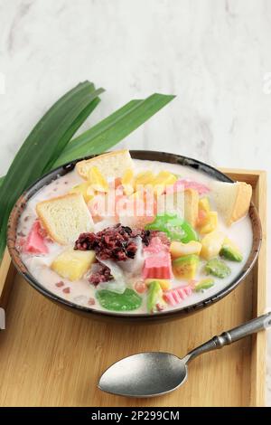 Es Goyobod, glace mélangée à base de lait de noix de coco, de sucre et de garnitures diverses. Goyobod est le riz Pudding. Populaire comme Street Food de bandung et Garut, West Banque D'Images