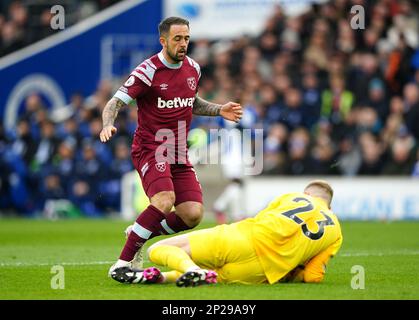 Brighton et le gardien de but Hove Albion Jason Steele (à droite) font une économie sur les Danny ings de West Ham United lors du match de la Premier League au stade communautaire American Express de Brighton. Date de la photo: Samedi 4 mars 2023. Banque D'Images