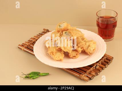 Karoket ou Risol Bihun, Spring Roll farci de vermicelles. Servi avec du piment vert et du thé. Banque D'Images