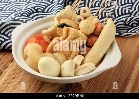 Oden Japanese hotchpotch, divers boulettes de boules de poisson, radis, oeuf, Taro, et Carrot ont mâché dans une mince soupe de soja clair Banque D'Images