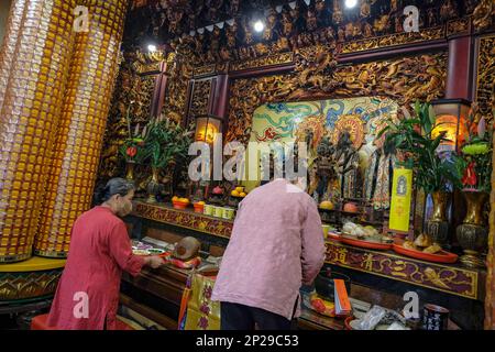 Tainan, Taïwan - 5 février 2023 : les femmes font des offrandes dans le temple de Tian Gong à Tainan, Taïwan. Banque D'Images