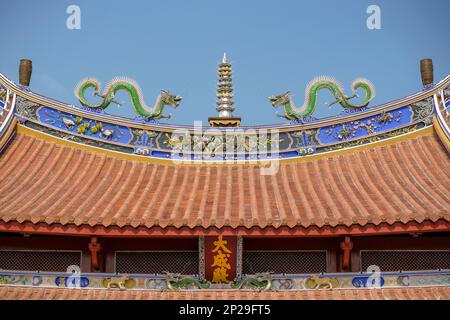 Tainan, Taïwan - 5 février 2023 : détail du toit du temple de Confucius, également appelé la première Académie de Taïwan à Tainan, Taïwan. Banque D'Images