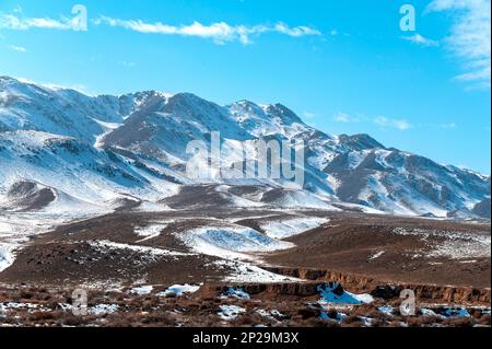 Vue panoramique sur les collines autour du Tian Shan ou du Tengri Tagh. Tian Shan est un vaste réseau de chaînes de montagnes situé en Asie centrale. Banque D'Images