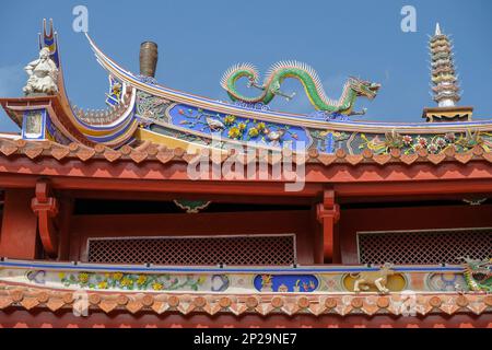 Tainan, Taïwan - 5 février 2023 : détail du toit du temple de Confucius, également appelé la première Académie de Taïwan à Tainan, Taïwan. Banque D'Images