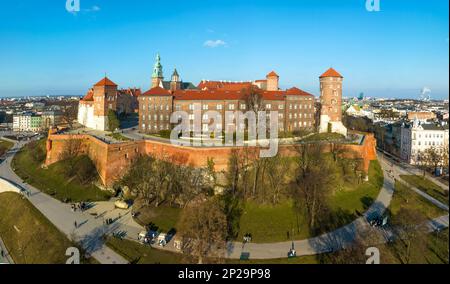 Cracovie. Pologne. Château de Wawel avec cathédrale. Panorama aérien dans la lumière du coucher du soleil en hiver. Promenades et promenades Banque D'Images