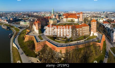 Cracovie. Pologne. Château de Wawel avec cathédrale. Panorama aérien dans la lumière du coucher du soleil en hiver. Vistule. Promenades et promenades Banque D'Images