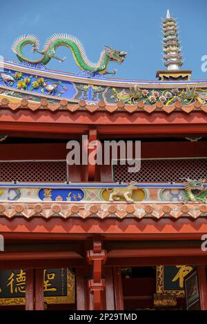 Tainan, Taïwan - 5 février 2023 : détail du toit du temple de Confucius, également appelé la première Académie de Taïwan à Tainan, Taïwan. Banque D'Images