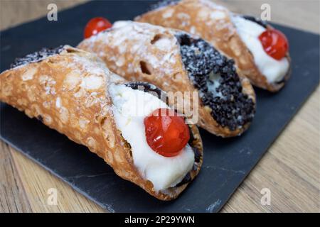 Cannoli sicilien, dessert traditionnel typique de la pâtisserie sicilienne Banque D'Images