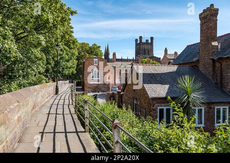 Vue sur la passerelle piétonne le long du sentier historique des remparts de la ville par beau temps, Chester, Angleterre, Royaume-Uni Banque D'Images