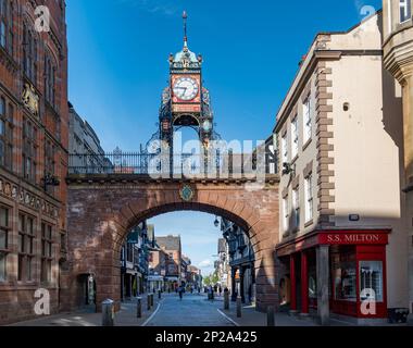 Horloge de la porte de l'est victorienne historique et ornée sur le pont voûté des murs de la ville, Eastgate Street, Chester, Angleterre, Royaume-Uni Banque D'Images