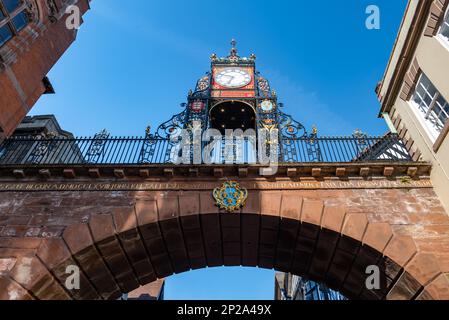 Horloge victorienne historique à la porte de l'est sur le pont voûté des remparts de la ville, Chester, Angleterre, Royaume-Uni Banque D'Images