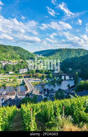 Obernhof: rivière Lahn, village Obernhof, vignoble, Abbaye d'Arnstein, train local à Lahntal, Rheinland-Pfalz, Rhénanie-Palatinat, Allemagne Banque D'Images