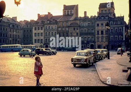 Deux enfants se tenant sur la place du marché de la vieille ville, centre historique de Varsovie, capitale de Varsovie, Masovian Voivodeship, Pologne, 1962 Banque D'Images