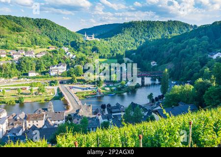 Obernhof: rivière Lahn, village Obernhof, vignoble, Abbaye d'Arnstein, train local à Lahntal, Rheinland-Pfalz, Rhénanie-Palatinat, Allemagne Banque D'Images