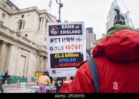 Londres, Royaume-Uni. 4th mars 2023. Des manifestants se sont rassemblés devant la Banque d'Angleterre pour réclamer le retour de plus de £1 milliards d'or au Venezuela. Les tribunaux britanniques ont empêché le président du Venezuela, Nicolas Maduro, d'accéder aux réserves d'or. Credit: Vuk Valcic/Alamy Live News Banque D'Images