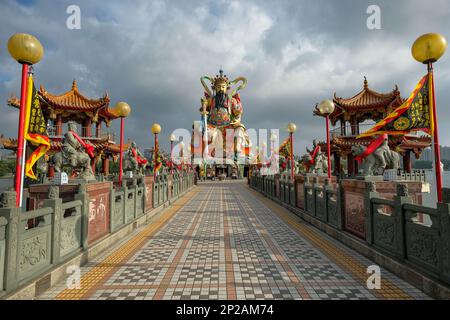 Kaohsiung, Taïwan - 9 février 2023 : Temple Zuoying Yuandi sur l'étang du Lotus à Kaohsiung, Taïwan. Banque D'Images