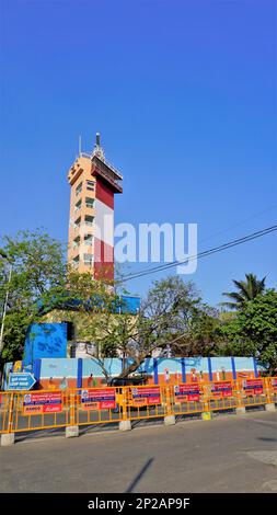 Chennai,Tamilnadu,Inde-29 décembre 2022: Belle vue de Chennai Light House avec ciel clair fond situé dans la plage de Marina sur la côte est Banque D'Images