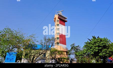 Chennai,Tamilnadu,Inde-29 décembre 2022: Belle vue de Chennai Light House avec ciel clair fond situé dans la plage de Marina sur la côte est Banque D'Images