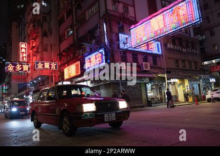 Signalisation au néon au Mong Kok - Club de karaoké Gam Lai Gung. Les panneaux de néon autrefois omniprésents de Hong Kong ont rapidement disparu de la vue au cours de la dernière décennie. À son apogée, il y avait des milliers de panneaux érigés à travers la ville, parfois empilés l'un sur l'autre. 17FEB23 SCMP / CONNOR MYCROFT Banque D'Images