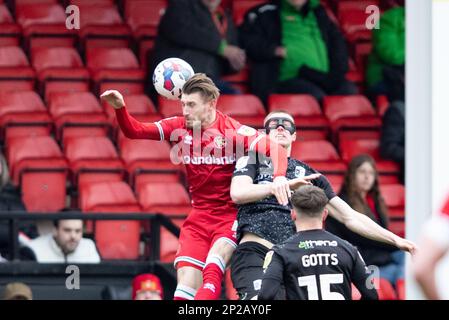 Thomas Knowles de Walsall et Sam McClelland de Barrow se battent pour le ballon lors du match de la Sky Bet League 2 entre Walsall et Barrow au stade Banks, Walsall, le samedi 4th mars 2023. (Photo : Gustavo Pantano | ACTUALITÉS MI) crédit : ACTUALITÉS MI et sport /Actualités Alay Live Banque D'Images