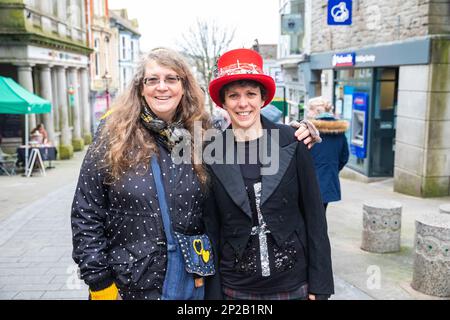 Redruth, Cornwall, Royaume-Uni, 4th mars 2023, la fête de St Piran’s (Gool Peran à Cornish) est la journée du comté de Cornwall, qui se tient le 5th mars de chaque année. La journée porte le nom d'un des saints patrons de Cornwall, Saint Piran, qui est aussi le Saint patron des mineurs d'étain. Les célébrations ont eu lieu sous la forme de personnes dansant et de groupes par le biais de la ville Center.Credit:Keith Larby/Alamyl Live News Banque D'Images